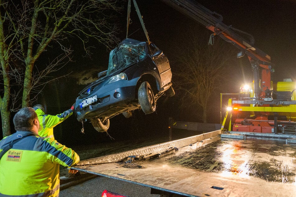 Ein Abschleppdienst entsorgte das völlig zerstörte Wrack des Dacia.