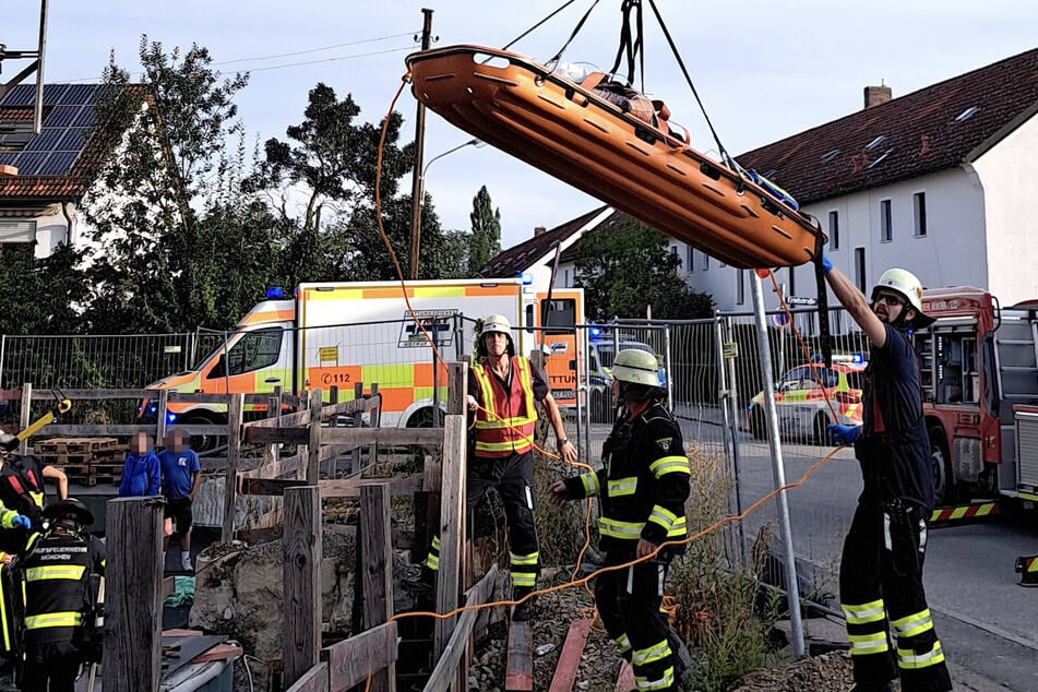 Mit einer Trage konnte der Verletzte aus der Baugrube gehoben werden.