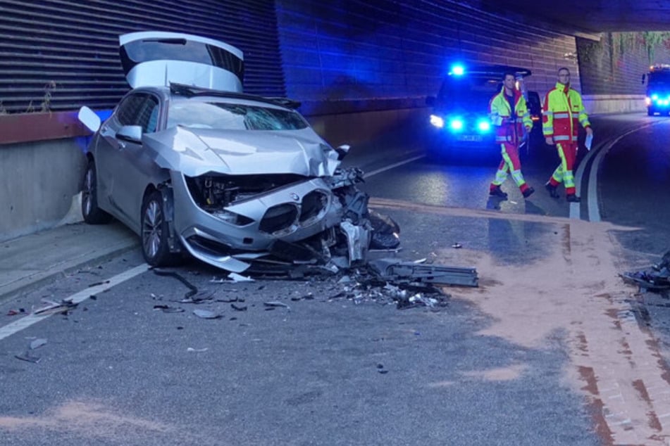 Unfall mit Schwerverletzten in Nickern: Kia-Fahrerin (84) rauscht frontal in BMW