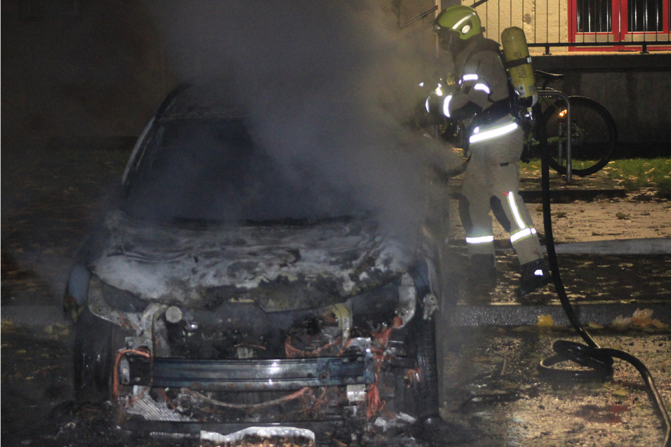Die alarmierte Feuerwehr löschte das brennende Auto.