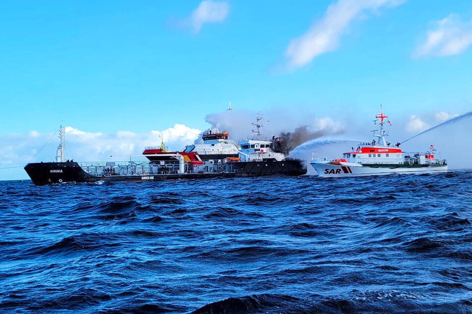 Das brennende Küstentankschiff "Annika" liegt in der Mecklenburger Bucht zwischen Kühlungsborn und Warnemünde vor Anker.