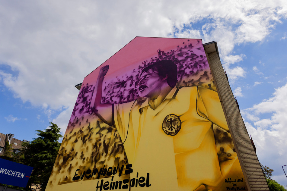 Das überdimensionierte Wandgemälde zeigt den ehemaligen Düsseldorfer Nationalspieler Klaus Allofs (67) bei einem Torjubel bei der EM 1980.