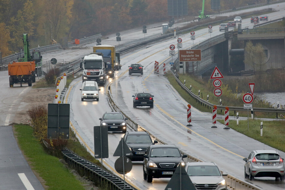 Die A19 musste zur Bergung am Sonntag zwei Stunden zwischen den Auffahrten Malchow und Linstow gesperrt werden. (Archivbild)