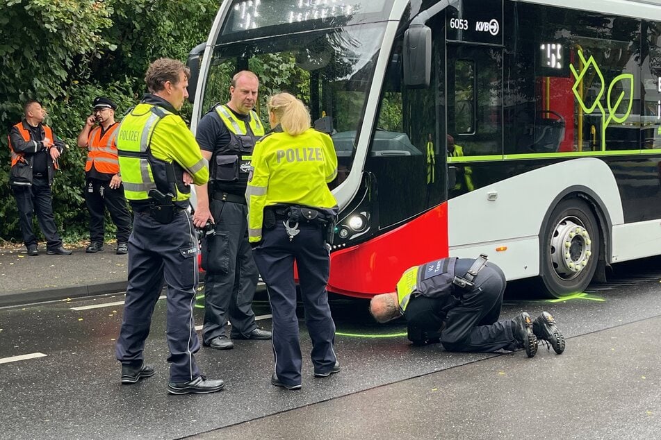 Ein zehnjähriges Mädchen ist in Köln von einem Bus erfasst worden.