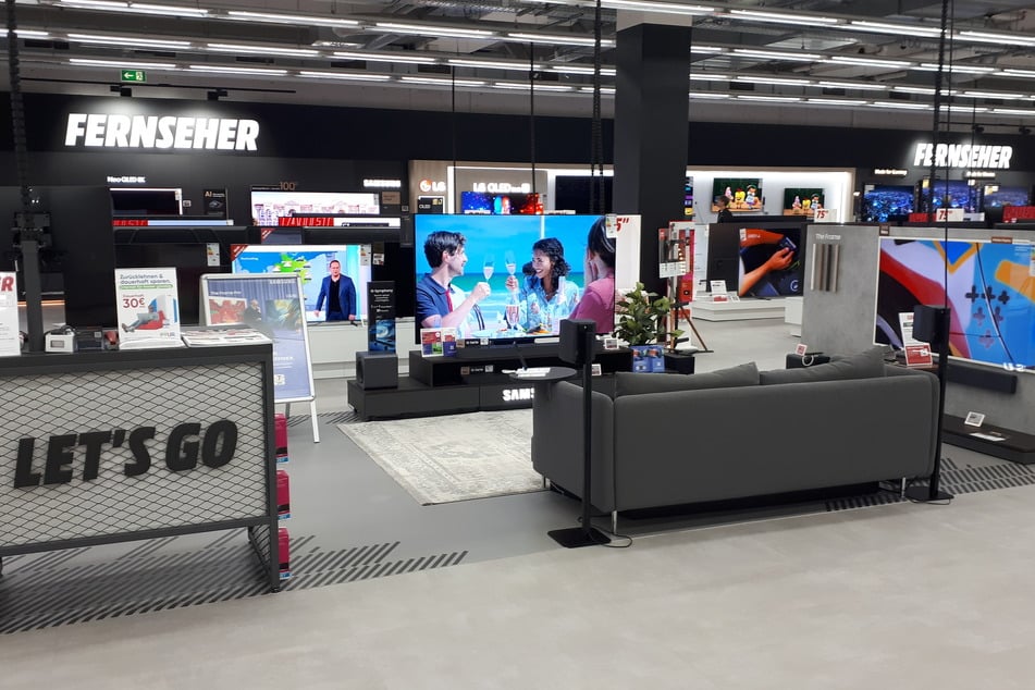 Einfach mal Platz nehmen: In der Fernseher-Abteilung lädt eine Couch zum TV-Testen ein.