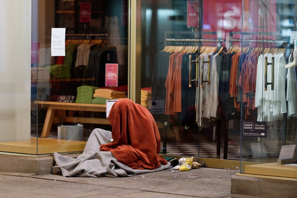 Knapp 400 Menschen versuchen sich in Köln auf der Straße durchzuschlagen, hier in der Innenstadt.