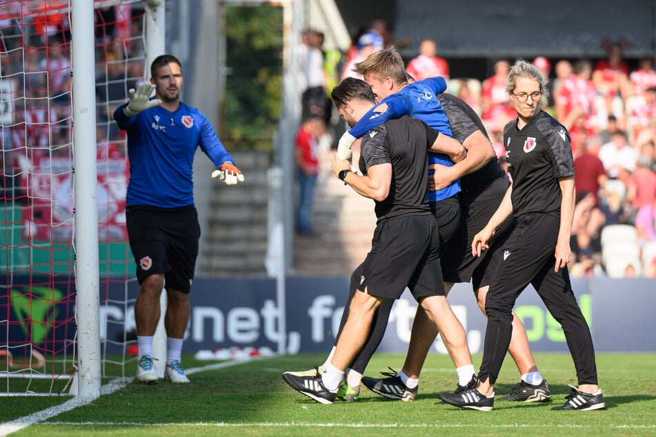 Ist das bitter! Elias Bethke (M.) hat das DFB-Pokalspiel des FCE verletzt verpasst.