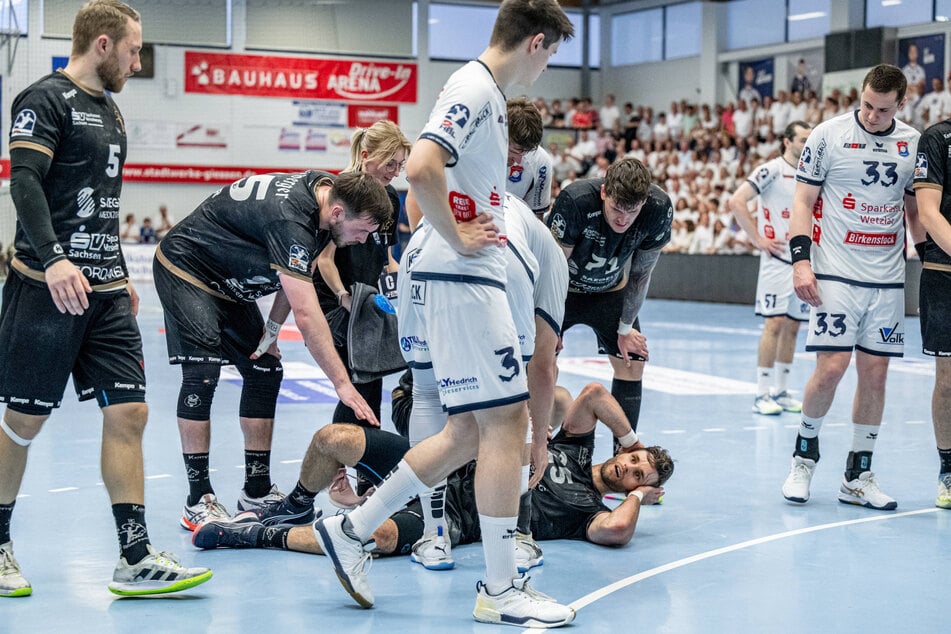 Nach dem Zweikampf landete Sebastian Greß (30) auf dem Boden und blieb liegen.