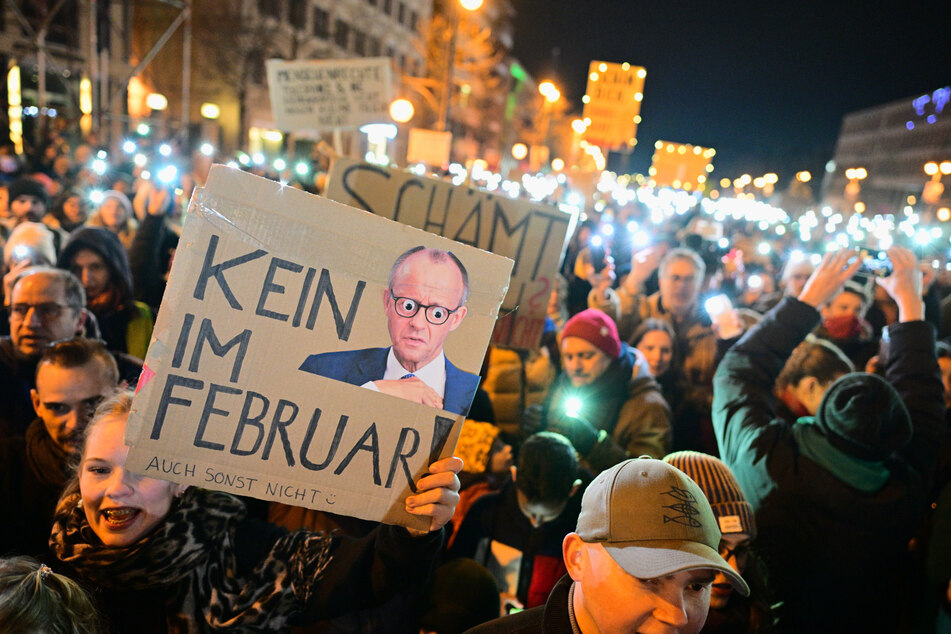 Viele Teilnehmer hatten Plakate und Transparente dabei.