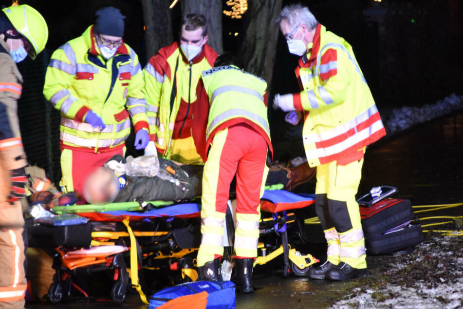 Ein Schwerverletzter wird von den Rettungskräften vor Ort versorgt und für den Transport ins Krankenhaus vorbereitet.