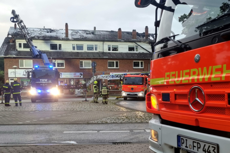 In Pinneberg hat am Donnerstag ein Wohn- und Geschäftsgebäude gebrannt. Die Feuerwehr war mehr als elf Stunden im Einsatz.