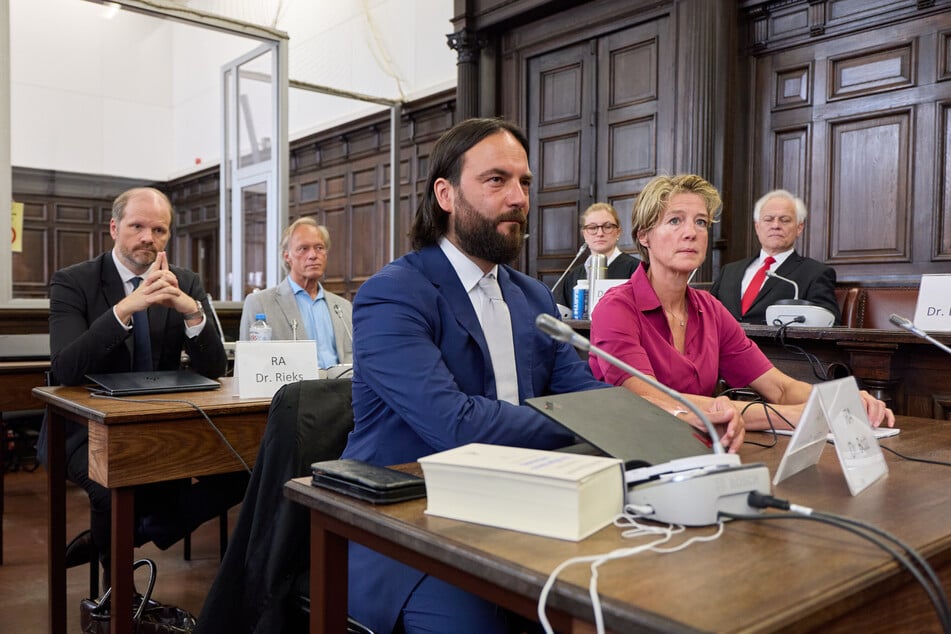 Gerhard Delling (hinten rechts) sitzt mit seinem Anwalt Dr. David Rieks hinter Christina Block und ihrem Anwalt Ingo Bott.