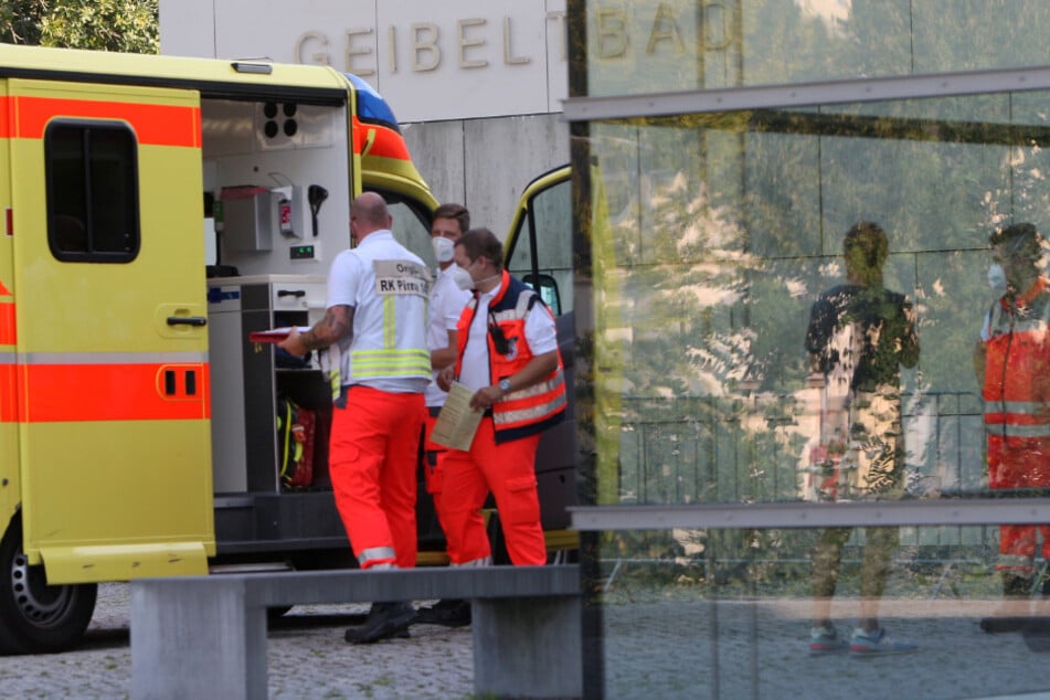 Polizei, Krankenwagen, Notarzt und Feuerwehr waren am Montagnachmittag in Pirna im Einsatz.