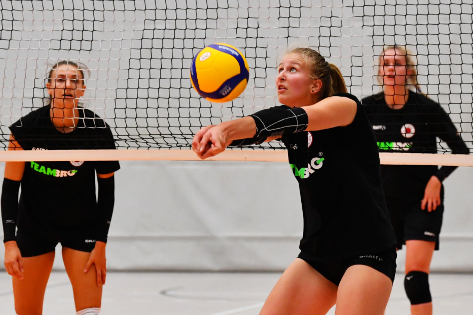 Monique Strubbe freut sich über das Training mit dem Ball.