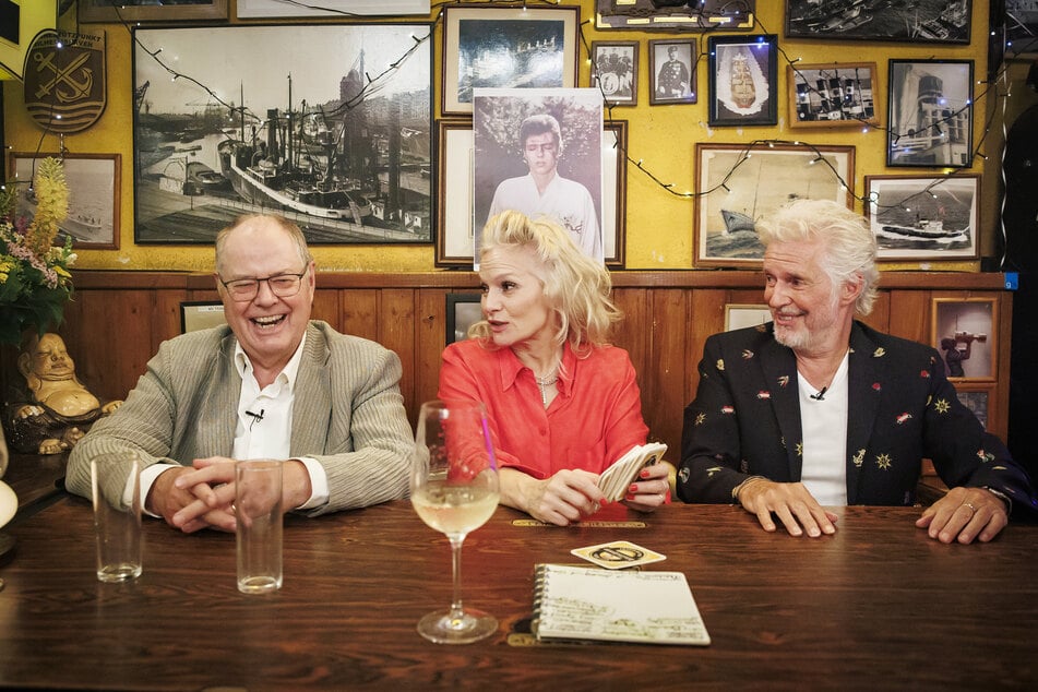 In Folge vier von "Inas Nacht" sind Peer Steinbrück (78, l.) und Frank Schätzing (68, r.) zu Gast.