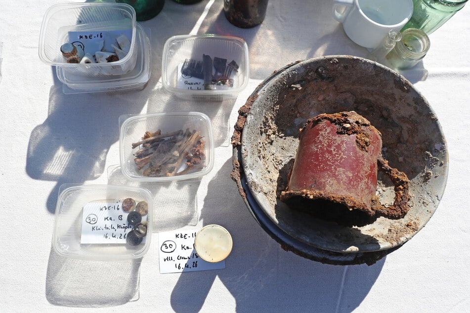 Es wurden Gegenstände aus dem Alltag der Zwangsarbeiter ausgegraben.