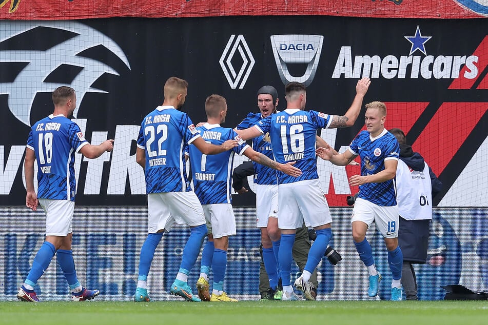 Große Freude beim FC Hansa Rostock: Dank Doppelpacker Kai Pröger (2.v.r.) ging es mit zwei Toren Vorsprung in die Kabinen.