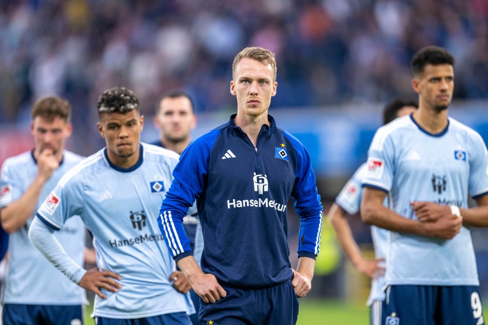 HSV-Kapitän Sebastian Schonlau (30, 2.v.r.) fehlte am Donnerstag beim Training. Erneut war er aus Gründen der Belastungssteuerung nicht auf dem Platz. (Archivfoto)