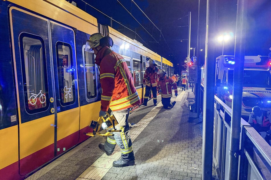 Die Feuerwehr musste die Bahn anheben, um den Verunglückten zu befreien.