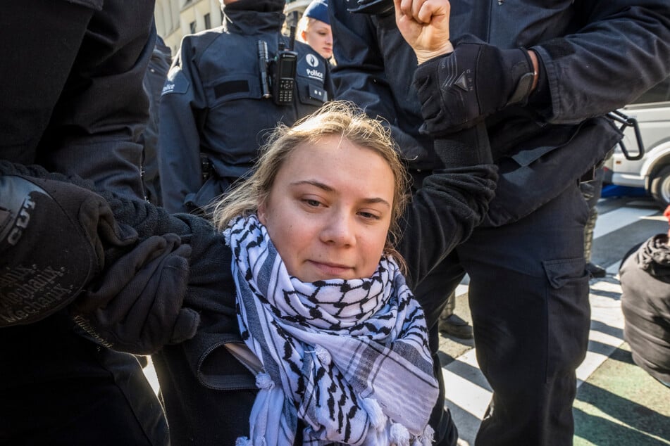 Gemeinsam mit anderen Klimaaktivisten blockierte Greta Thunberg (21) eine Straße in Brüssel. Polizisten griffen daraufhin ein.