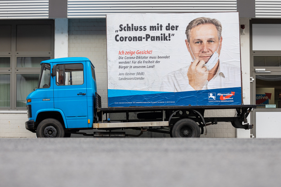 Ein Plakatwagen der AfD zeigt ein Portät von Jens Kestner, Landesvorsitzender der AfD Niedersachsen, und den Schriftzug "Schluss mit der Corona-Panik!".