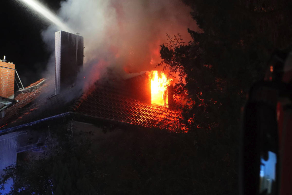 Die Flammen züngeln aus dem Dachgeschoss der Doppelhaushälfte.