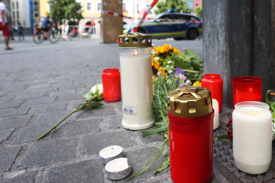 An dem Tatort wurden am Samstag Blumen und Kerzen niedergelegt. Bei der Attacke wurden drei Menschen getötet.