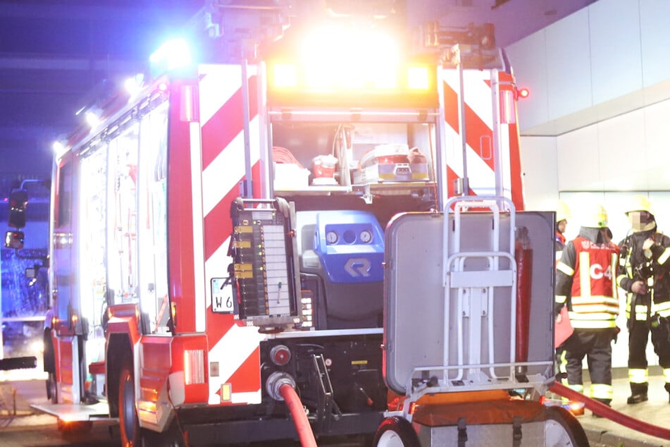 Balkon-Brand in Frankfurt-Niederrad am Freitagabend: Feuerwehr und Rettungsdienst waren mit 18 Fahrzeugen und 52 Einsatzkräften vor Ort.