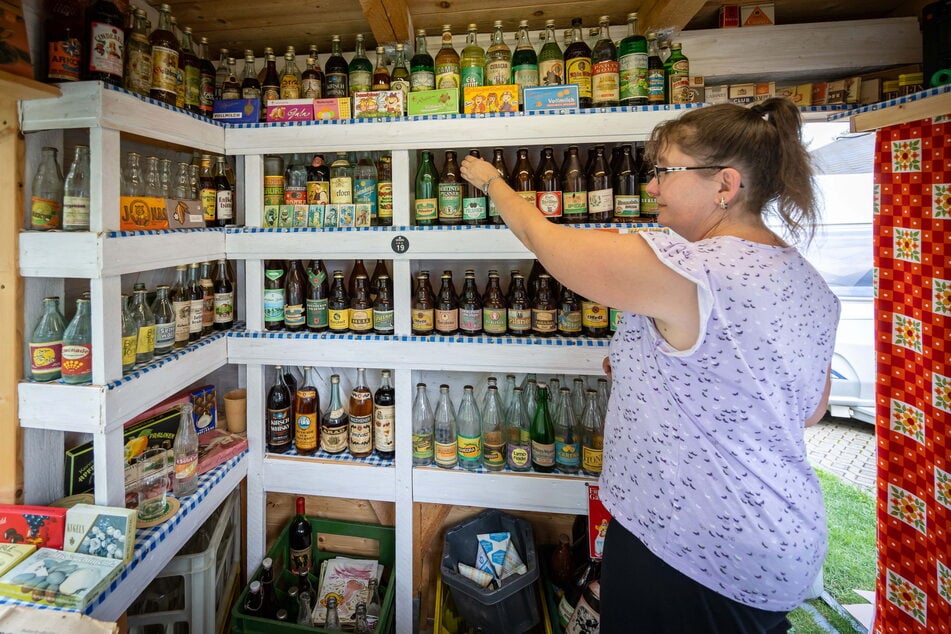 In den Regalen hat Mandy Lieberwirth Getränke einsortiert, die noch in der DDR abgefüllt wurden und Süßigkeiten, die es einst an Bahnhöfen gab.