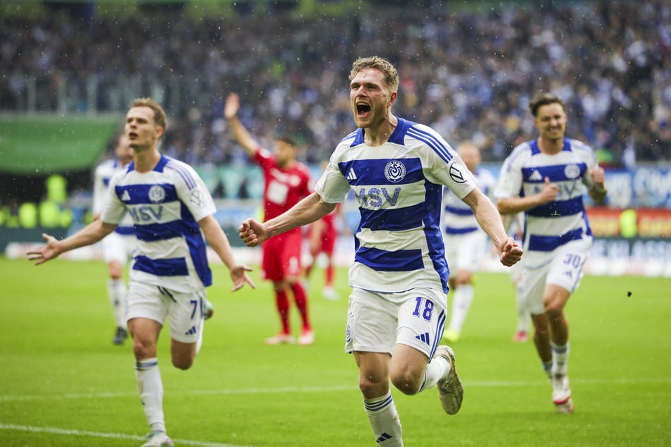 Duisburg dreht durch! Steffen Meuer (v.) hat den MSV in Führung gebracht.