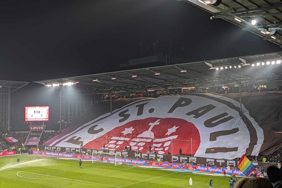 Die Choreo der St.-Pauli-Fans auf der Südkurve.