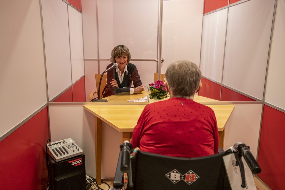 Elfriede Liebscher (92) spricht mit OB Barbara Ludwig (58, SPD, l.) in der Besuchskabine über ihre Zeit im Altenpflegeheim der Stadtmission.