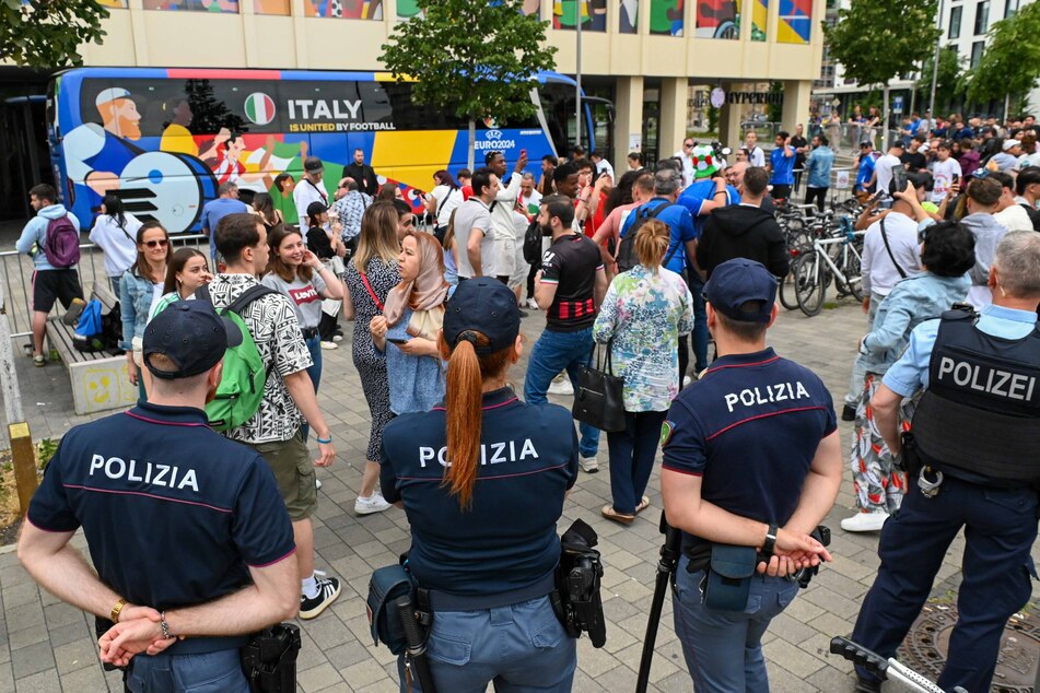 Zur EM arbeitet die deutsche Polizei Hand in Hand mit ausländischen Kolleginnen und Kollegen.