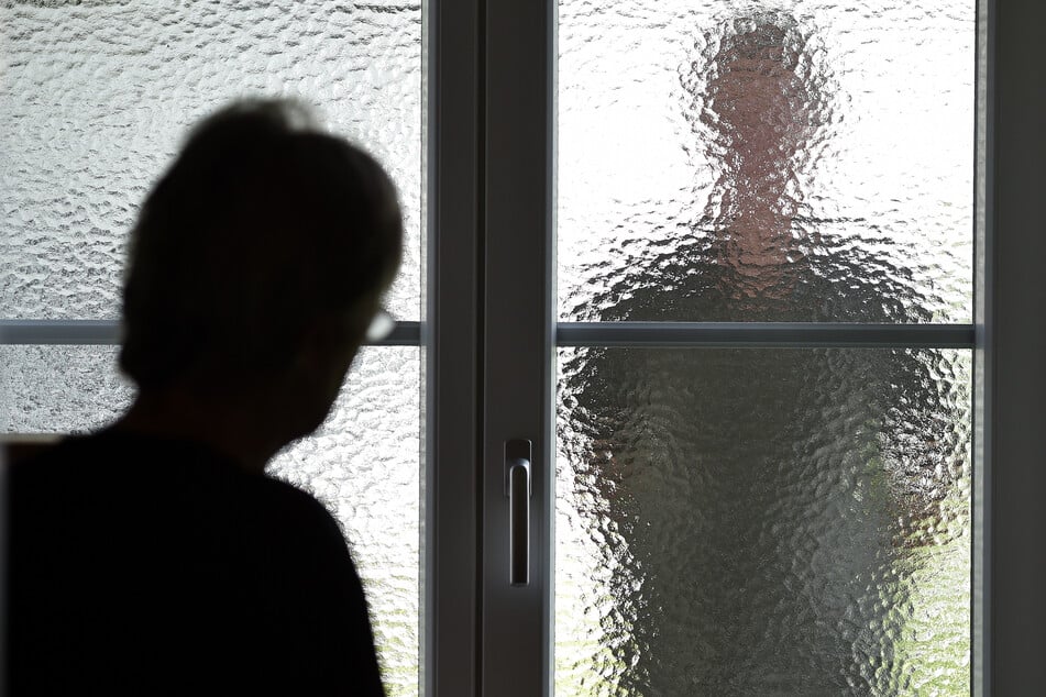 Ein Stalker ist eine Person, die jemandem wiederholt und unerwünscht nachstellt, oft mit belästigendem oder bedrohlichem Verhalten. (Symbolbild)
