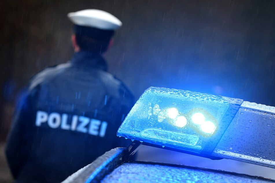 Ein 19-Jähriger wollte in der Nacht zu Mittwoch mit einem gestohlenem Auto über die A4 Richtung Görlitz fliehen. Dabei verursachte er massiven Sachschaden. (Symbolfoto)
