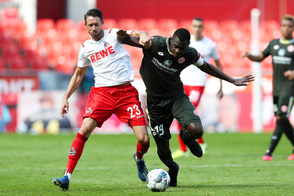 Kölns Stürmer Mark Uth (l.) und Mainz-Verteidiger Moussa Niakhate kämpfen um den Ball.