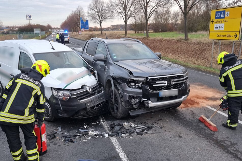 Die Autos krachten auf der Kreuzung ineinander.