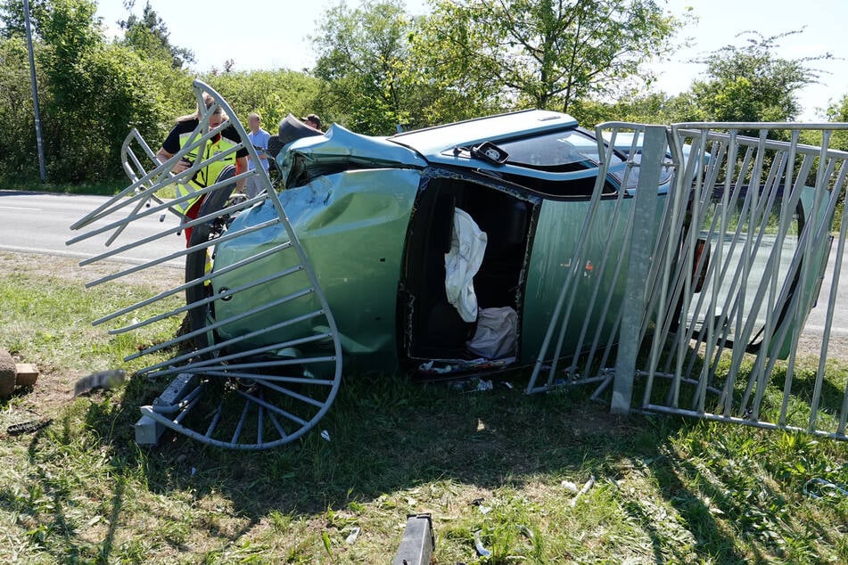 Der Zaun ist nach dem Unfall ebenfalls schrottreif.