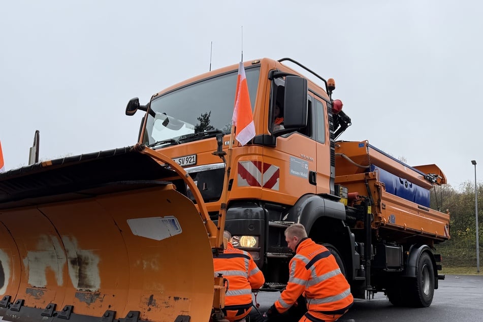 Dem Winterdienst in Hessen stehen einsatzreiche Stunden bevor. (Archivfoto)