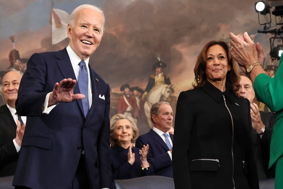 Przybierając dobrą minę: ustępujący prezydent USA Joe Biden (82) uśmiecha się, przegrana w wyborach Kamala Harris (60) tylko próbuje.