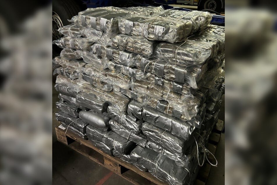 Riesiger Fund: Rund 432 Kilogramm Haschisch fanden die Zollfahnder im Dach des Lastwagens.