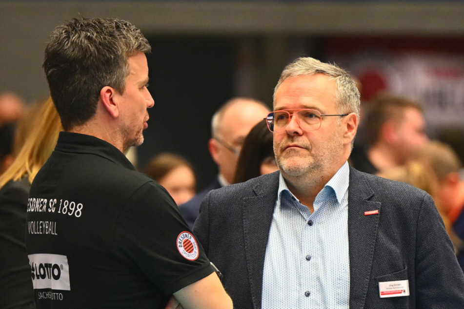 Trainer Alex Waibl (55, l.) im Gespräch mit Vorstands-Chef Jörg Dittrich (54).