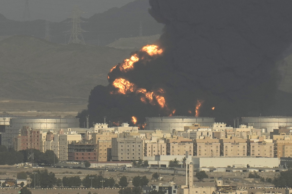 Über der Saudi-Arabischen Stadt Dschidda steigt Rauch auf: Unweit der Formel-1-Strecke gab es eine Explosion!