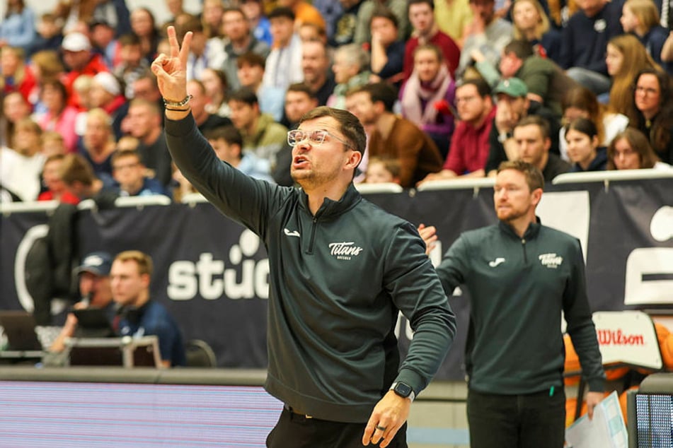 Titans-Coach Fabian Strauß (32) zeigt es an: Es sind nur zwei Siege auf Play-off-Platz acht.