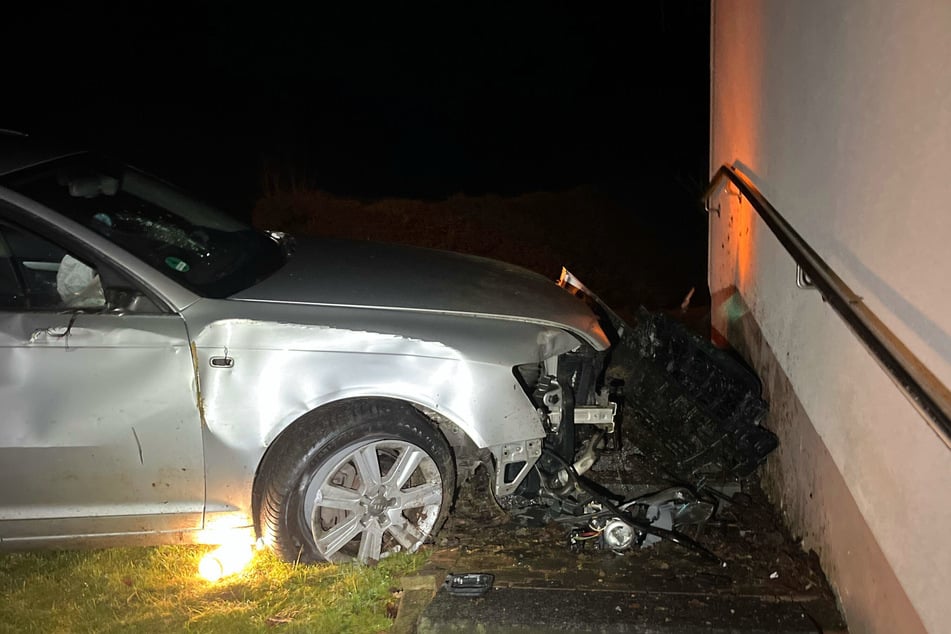 Der silberne Audi des 34-Jährigen krachte bei dem Unfall in Wiehl gegen eine Hauswand.