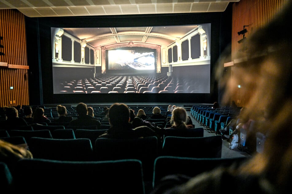 Im Kinosaal gibt es mehr Beinfreiheit für die Besucher.
