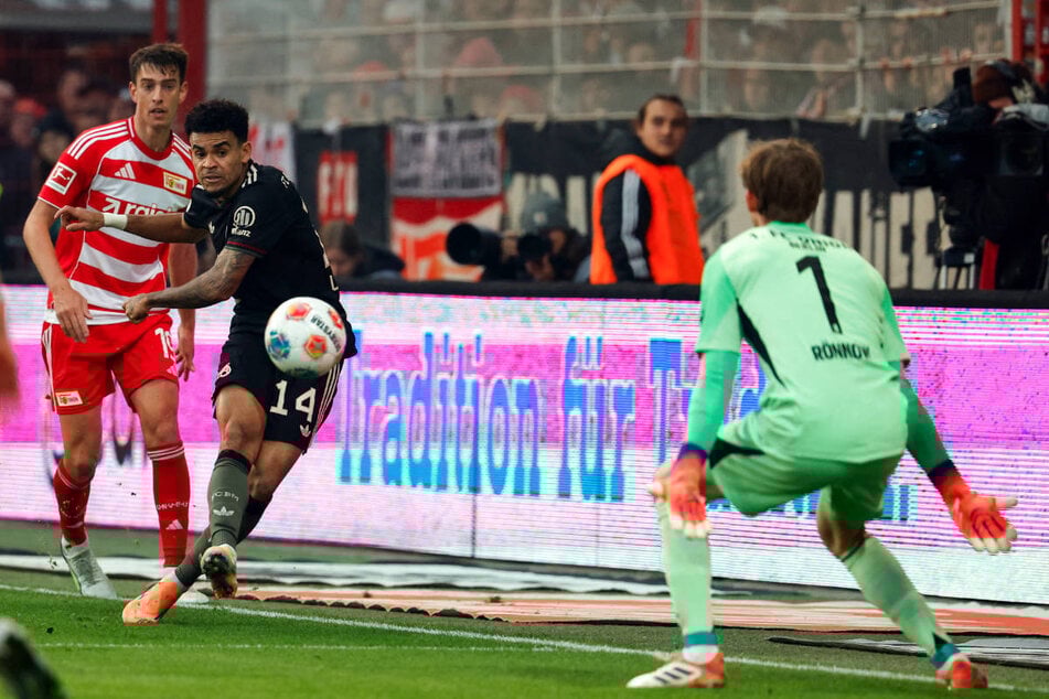 Kaum zu glauben: Luis Diaz (M.) schweißt die Kugel quasi von der Grundlinie ins Dreiangel. Janik Haberer (l.) und Frederik Rönnow können das Traumtor nur bestaunen.