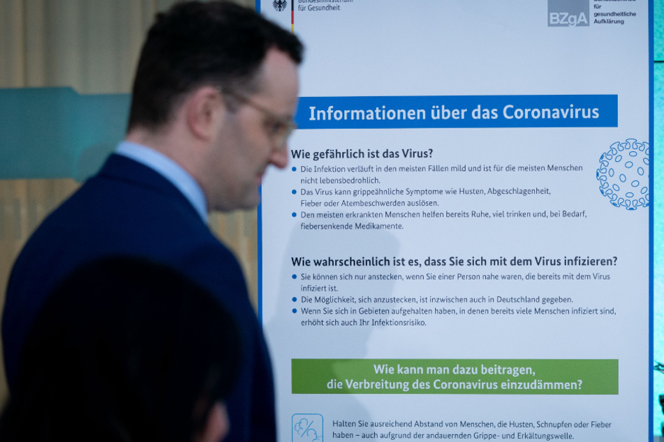 Jens Spahn auf dem Weg zu einer Pressekonferenz zum Coronavirus.