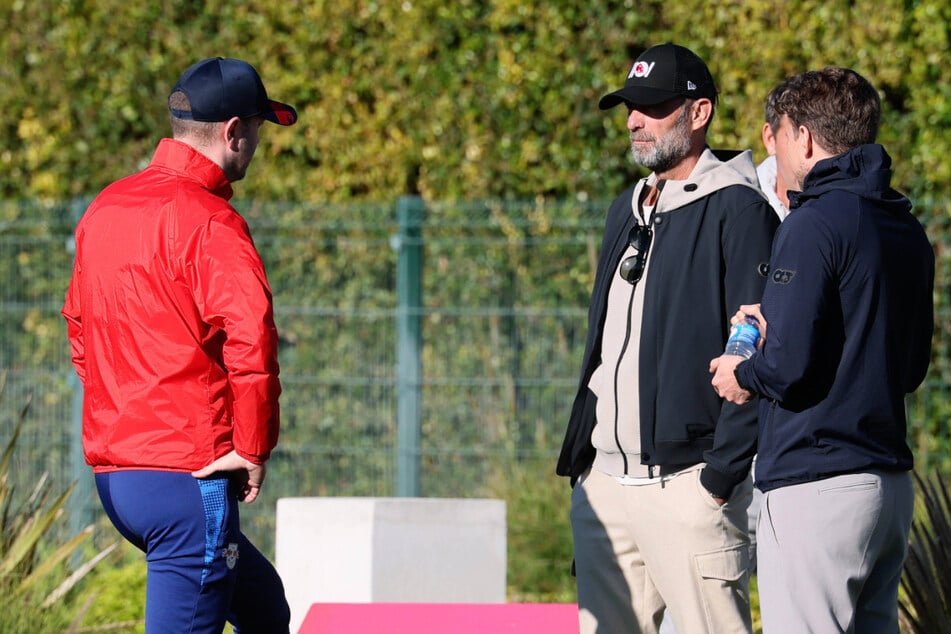 RB-Trainer Ole Werner (38, l.) muss vor Red-Bull-Sportchef Jürgen Klopp (58, 2.v.l.) parat stehen.