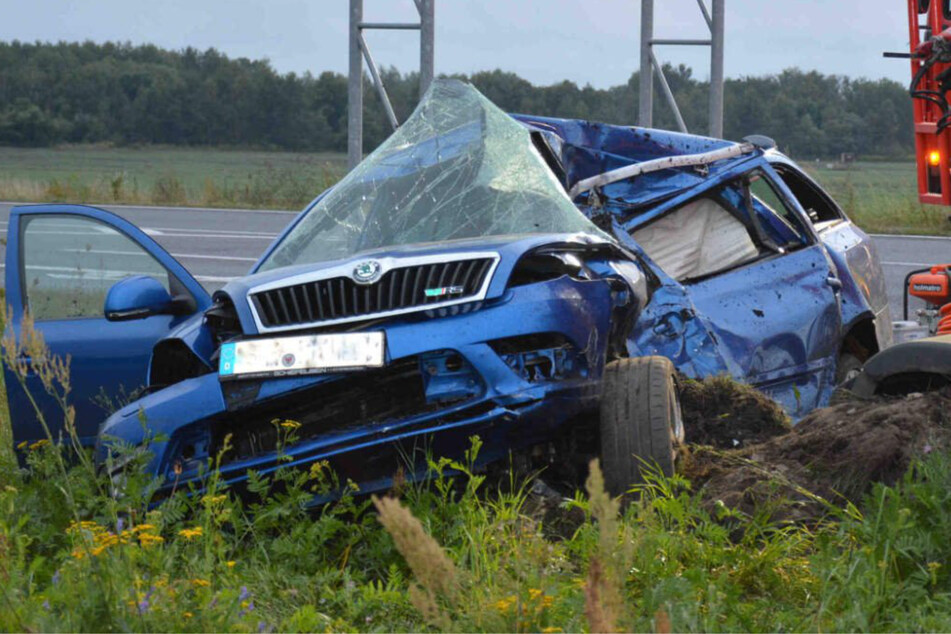 Skoda kollidiert mit Lkw: Fahrer stirbt noch am Unfallort